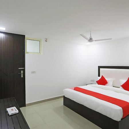 Townhouse South Lawn Hotel New Delhi Exterior photo