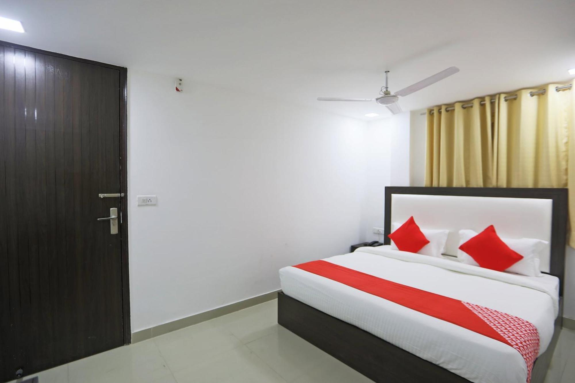 Townhouse South Lawn Hotel New Delhi Exterior photo