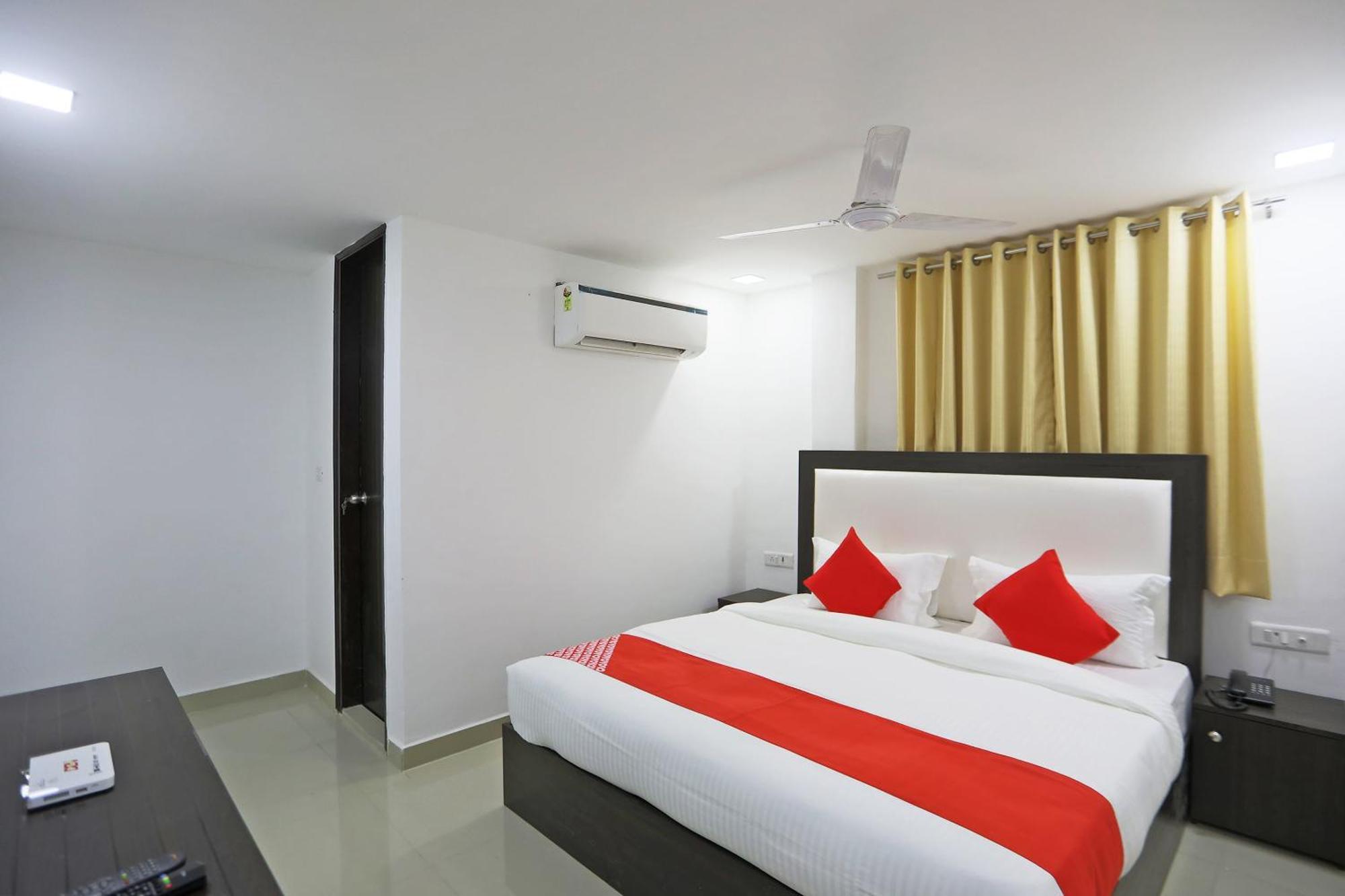 Townhouse South Lawn Hotel New Delhi Exterior photo