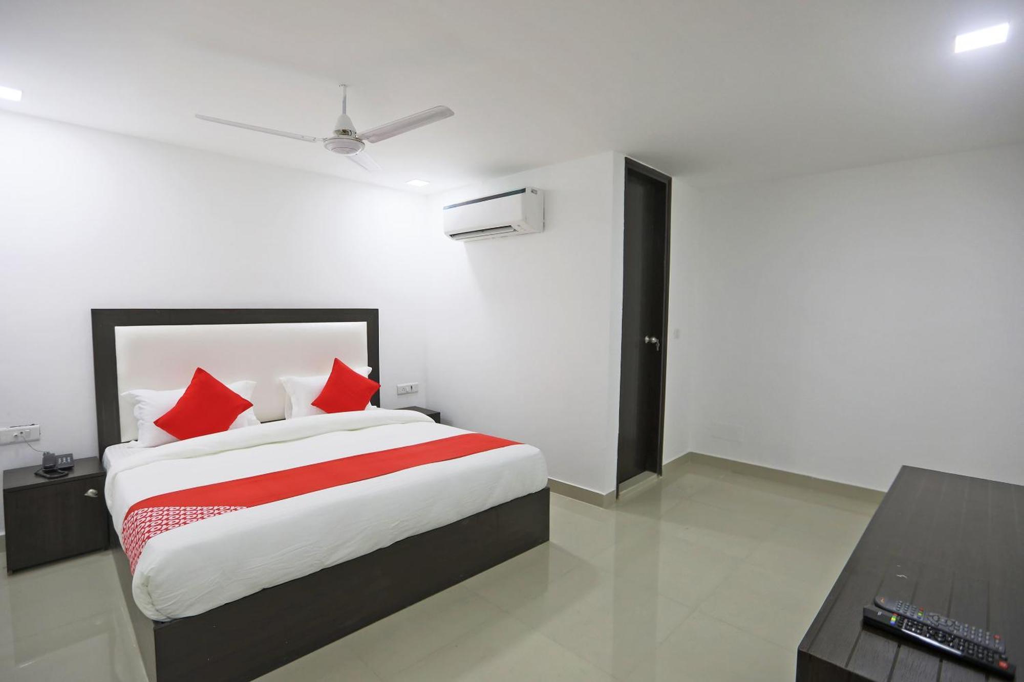 Townhouse South Lawn Hotel New Delhi Exterior photo