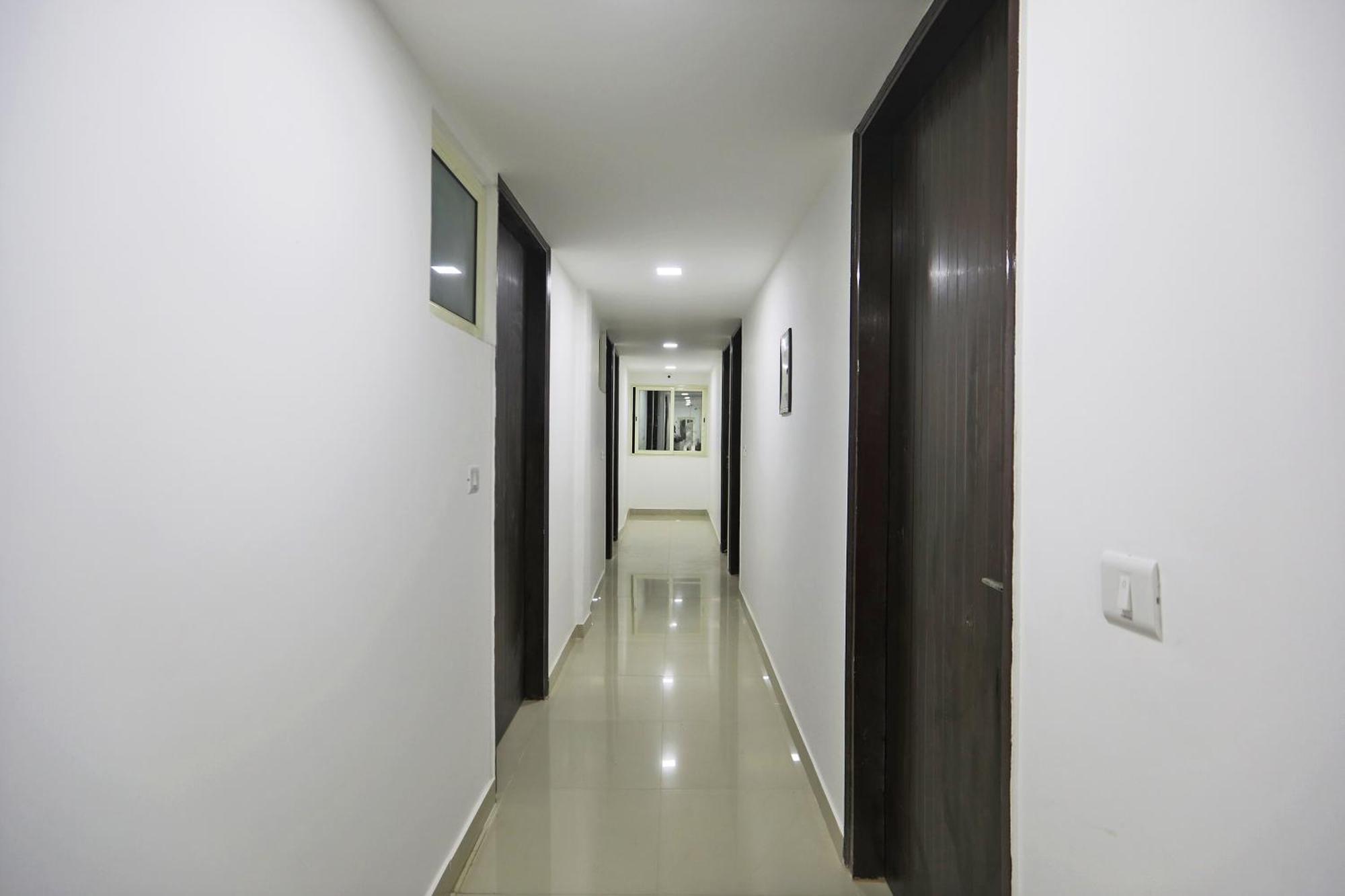 Townhouse South Lawn Hotel New Delhi Exterior photo