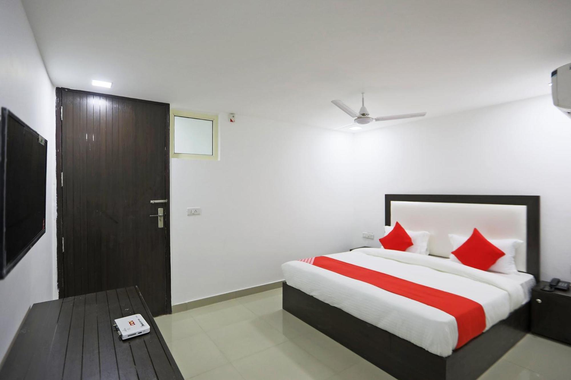 Townhouse South Lawn Hotel New Delhi Exterior photo