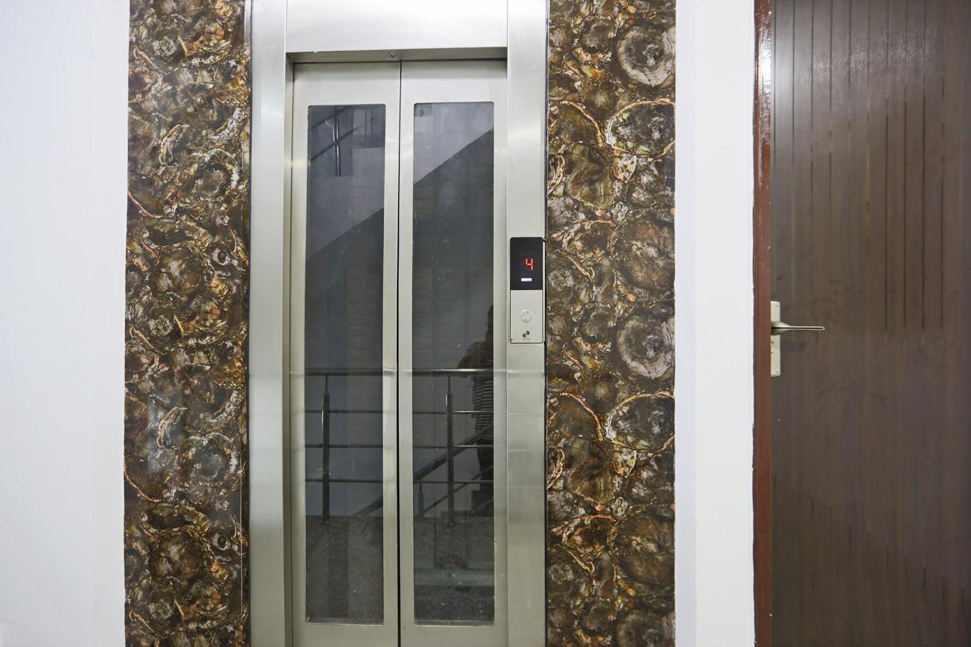 Townhouse South Lawn Hotel New Delhi Exterior photo